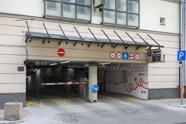 Újra lehet parkolni a Jókai parkolóházban