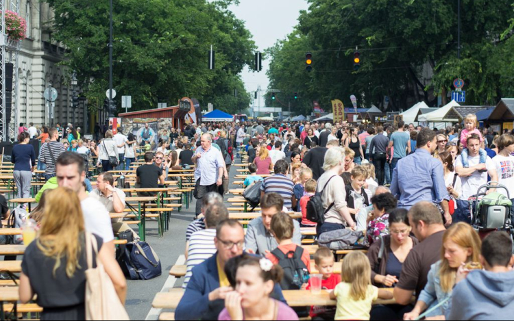 17 ország, street food az autómentes Andrássy úton