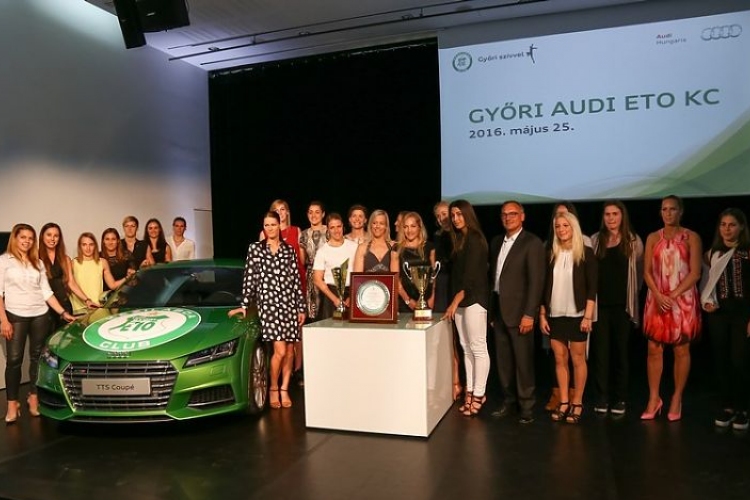Szurkolói várták a bajnok Audi ETO KC csapatát Győrben 