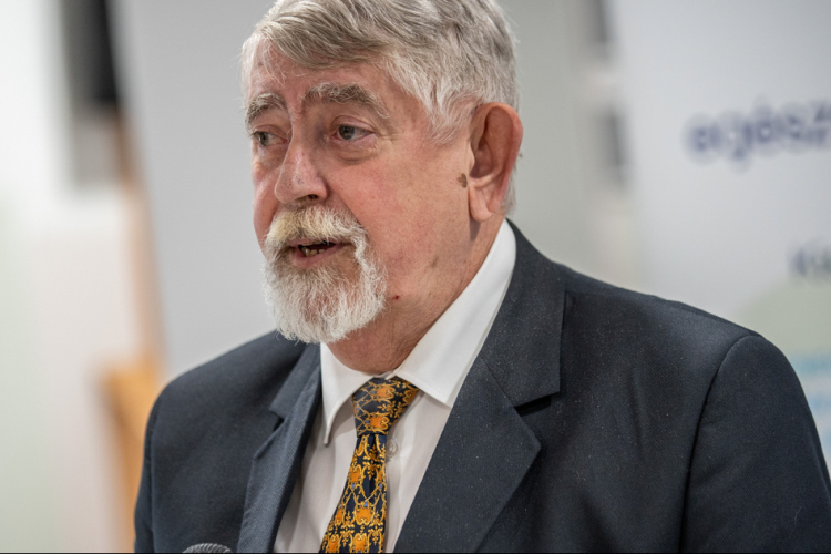 A jövőben akár börtönt is kaphatnak kamudiplomák kiadásáért vagy természetgyógyászati kuruzslásért