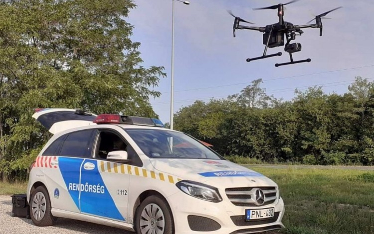 Még a drónt is bevetették a rendőrök