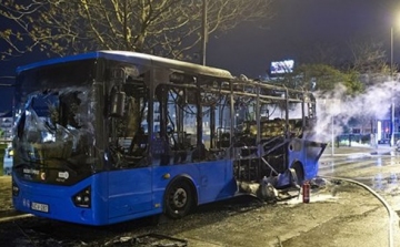 Kigyulladt a csúcsforgalomban egy busz Budapesten 