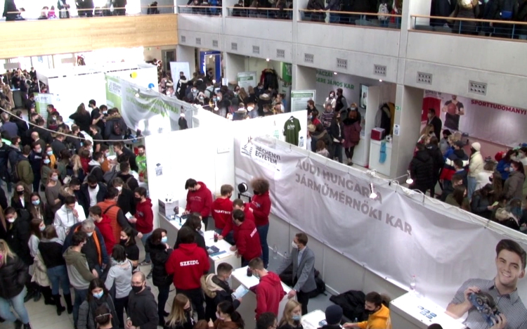 Újra kinyíltak az Egyetem kapui