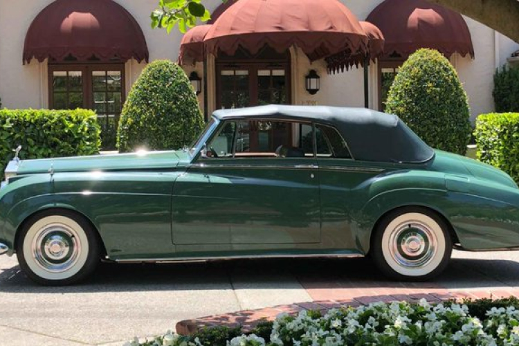 Több mint félmillió dollárért kelt el Elizabeth Taylor autója 