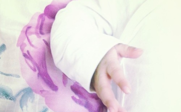 4 percig volt a víz alatt, de él a kisbaba