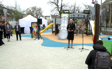 Egészséges és fogyatékkal élő gyermekek együtt játszhatnak az új játszótéren