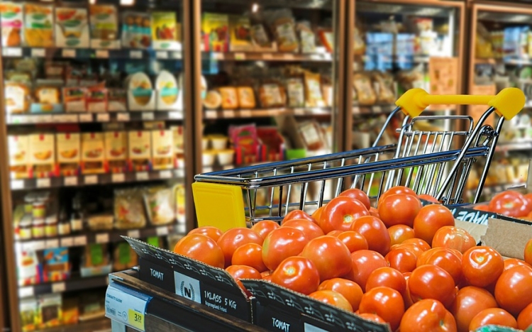 Egy év alatt felére csökkent az angliai szupermarketekben eladott nejlonzacskók száma