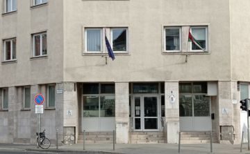 Pornográf képekkel zsarolta a kiskorú lányokat