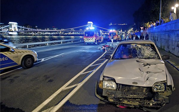 Motoros ütközött autóval a budai alsó rakparton