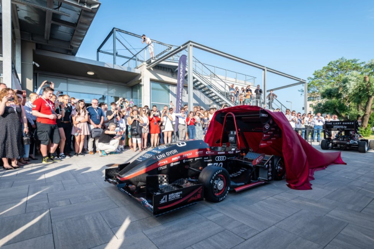 Rajthoz áll az egyetemi csapat első elektromos autója