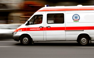 Három autó és egy motor karambolozott Győrben