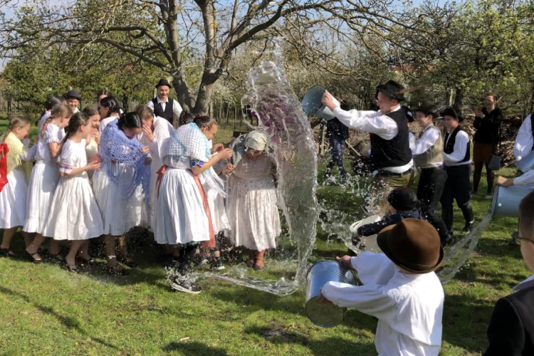 Idén sem maradtak szárazon a lányok