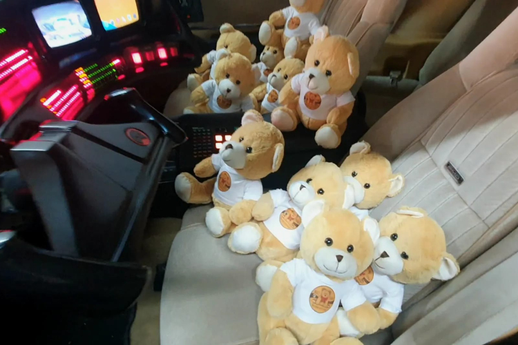 K.I.T.T. szállította a mackókat a gyerekeknek