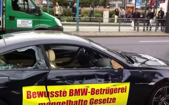 Baltával és kalapáccsal verte BMW M6-osát a tulajdonosa