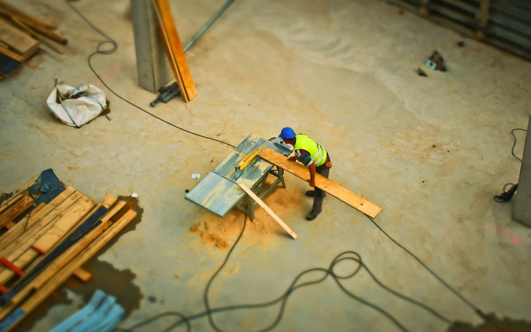 Béremeléssel megállítható lenne az elvándorlás az építőiparban