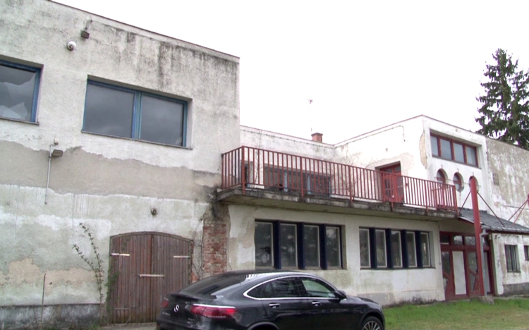 A pusztulástól menekül meg a vízparti épület Győrben