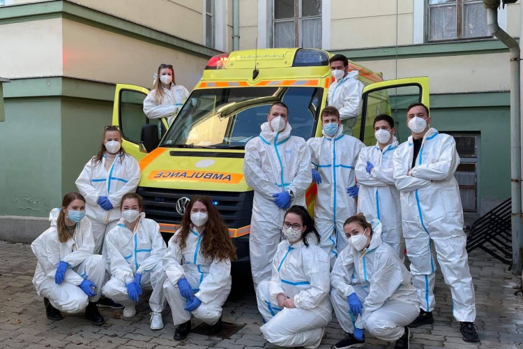 Önkéntesség – 400 egyetemista segíti a Mentőszolgálat és a kórház munkáját