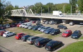 Lezárták a parkolót