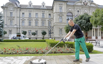 A Városház téren folytatódott a belvárosi burkolattisztítás