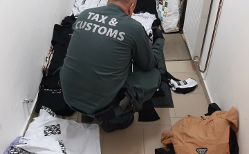 Hatmillió forint értékű hamis ruha lapult az autóban