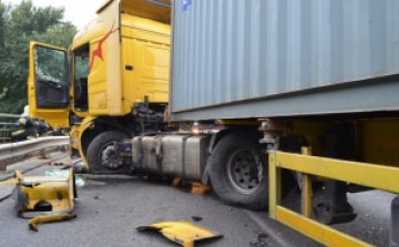 Két kamion és egy autó ütközött Vámosszabadinál 