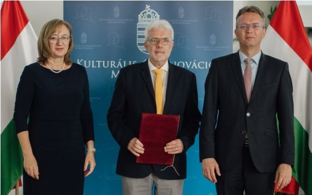 Oktatói Szolgálati Emlékérem díjat vehetett át a Bercsényi igazgatója