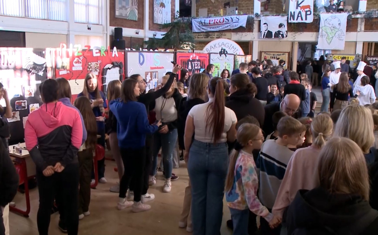 A csodálatos anyagról szólt a győri Fizika Nap