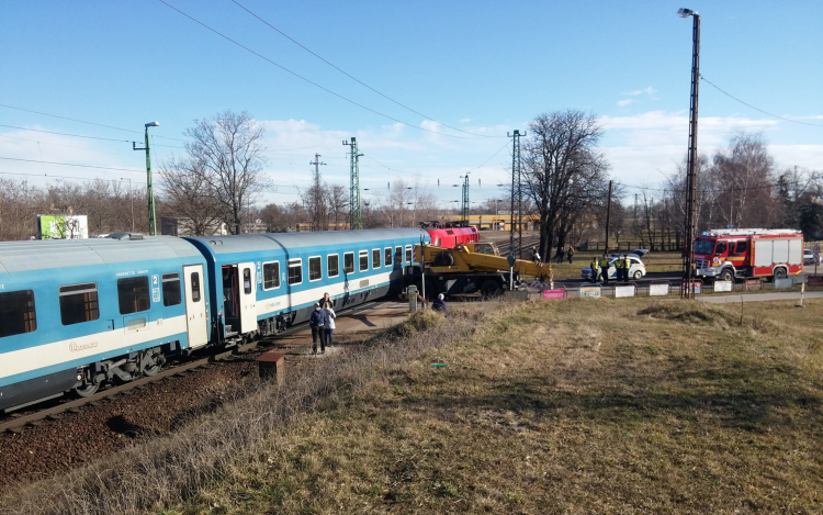 Munkagéppel ütközött egy vonat Komáromnál