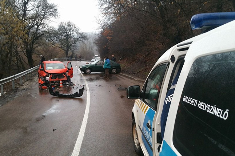 Súlyos baleset, teljes útzár Egernél