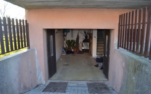 Garázsba visszaguruló autója miatt sérült meg egy dunakiliti asszony