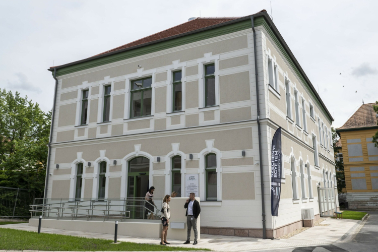 Átadták az Egyetem MedTech Egészségtechnológiai Campusának első épületét
