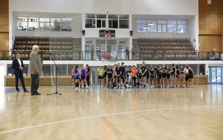 130 millió forintból új parkettát kapott az Egyetemi Csarnok 