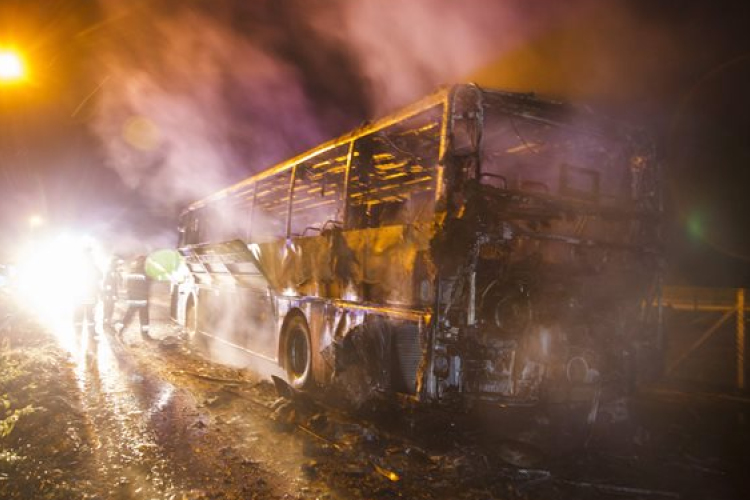 Kigyulladt egy busz Magyarszerdahely belterületén