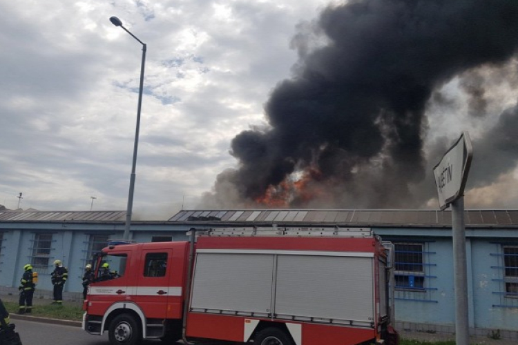 Felrobbant egy raktárépület Prágában