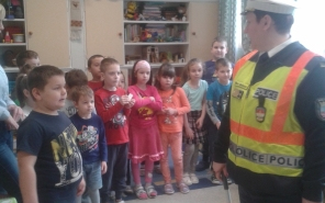 Rendőrnő az óvodában 