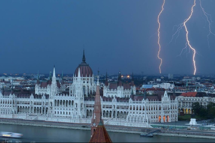 Villám csapott le a csepeli strand medencéjébe, ketten életveszélyes sérüléseket szenvedtek