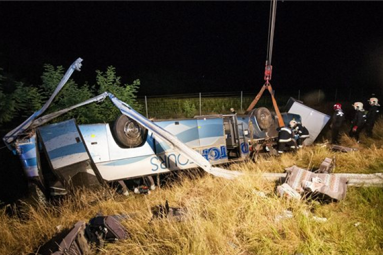 Svájci busz borult fel az M1-es autópályán, tizennégy sérült