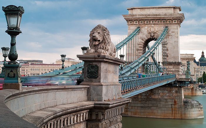 Skócia színeiben pompázik a Lánchíd