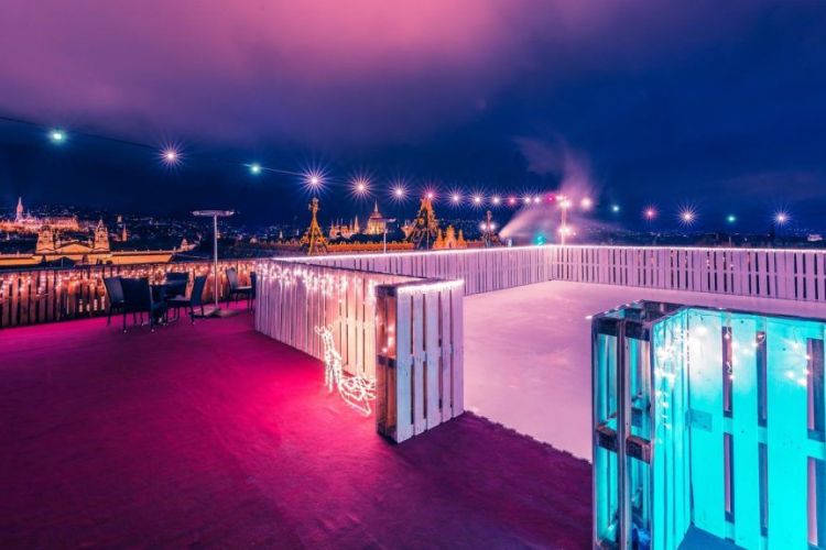 Korcsolyapálya nyílt a magasban Budapesten 