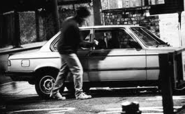 Nyitott autóból lopott Győrben