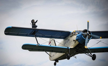 Repülőgép szárnyához kötözték Balázst