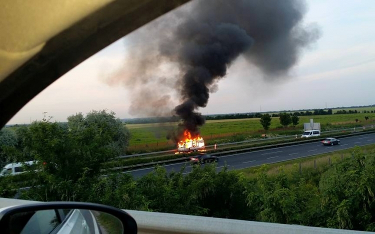 Kigyulladt egy lakókocsi az M1-es autópályán Győrnél