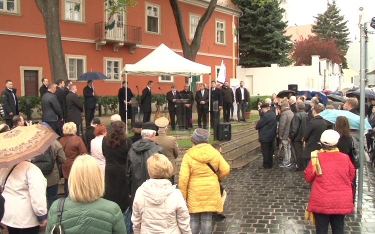 Emlékkövet avattak a Káptalandombon