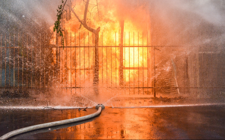 Robbanás volt egy budapesti csarnoképületben 