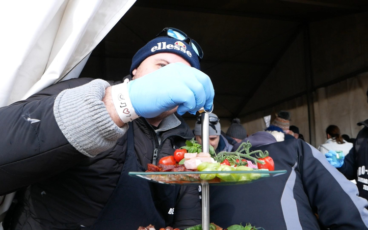 Kolbásztöltő verseny Écsen