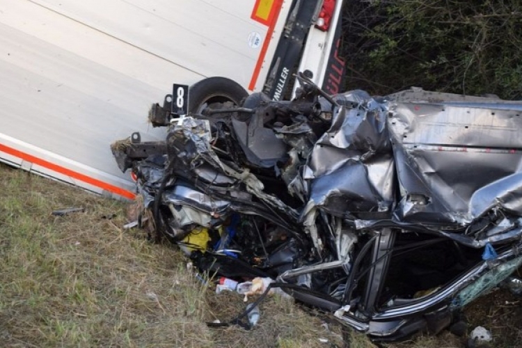 Halálos baleset az M1-es sztrádán: Learatta a román teherautós az autót 