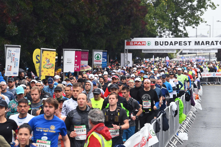Az eső sem tartotta vissza a futókat a Budapest Maratonon