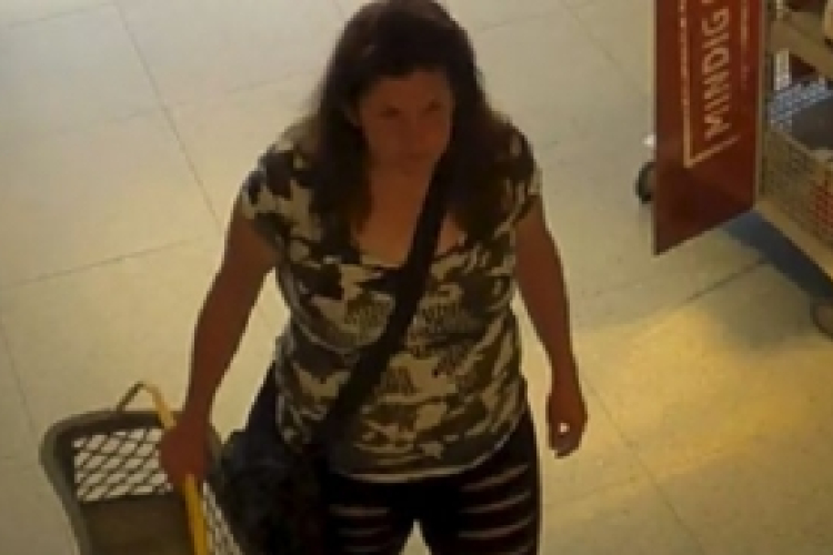 Lopás miatt keresi a rendőrség a képen látható nőt.