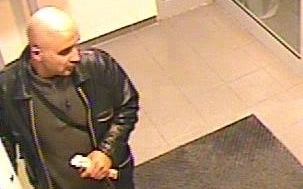 Rendőrnek adta ki magát: pénzt, bankkártyát, iratokat lopott 