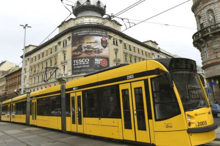 Felvágta az ereit egy férfi a villamoson 